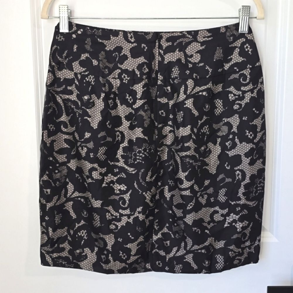 Banana Republic Black and Taupe Lace Print Silk Skirt - Size 6 Petite - Picture 3 of 14